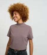 Blusa cropped Blue Steel de manga corta y cuello alto acanalado, confeccionada en algodón con elastano.