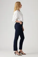 Jean de mujer Levi's 724 High Rise Straight, color azul oscuro, de tiro alto, ajustado en cadera y muslos, con pierna recta y cierre en bragueta.