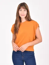 Remera de algodón color naranja, de corte holgado con mangas cortas con dobladillo y cuello redondo.