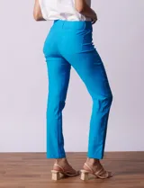 Pantalón negro de gabardina elastizada marca Tahari, corte slim, con pretina con pasadores, cierre y broche interno. Delantera y trasera con bolsillos.