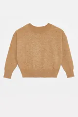 Sweater tejido color marrón claro, de escote redondo y calce holgado. Tiene hombros caídos, mangas largas y puños tejidos.