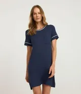 Camisón corto de manga corta y cuello redondo, color azul marino, con ribetes contrastantes en blanco en el cuello, mangas y bolsillo de parche en el pecho.