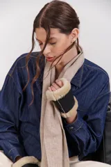 Camisa de jean celeste con botones metálicos envejecidos, manga larga y bolsillo en el pecho.