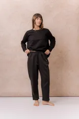 Pantalón de jogging blanco de corte relajado y pierna recta, con cintura elastizada y bolsillos laterales.