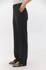 Pantalón de vestir gris oscuro, de corte recto y relajado, con cintura elastizada, cierre de cremallera y botón. Cuenta con bolsillos laterales.
