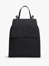 Mochila de diseño moderno y funcional Tommy Hilfiger, color negro, confeccionada en poliéster reciclado. Cuenta con asa superior, correas ajustables, cierre con solapa y el logo monograma de la marca bordado en el frente.