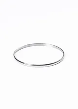 Pulsera rígida tipo esclava de acero quirúrgico plateado, con diseño bombé de 4mm de ancho y 68mm de diámetro.