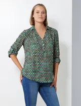 Blusa de gasa con estampado geométrico en tonos verdes, azules y morados. Presenta cuello con solapa, escote en V con botones y mangas largas que se pueden remangar y sujetar con presilla.