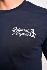 Remera de cuello redondo y manga corta, color azul marino, con logo de la marca estampado en el pecho.