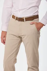 Pantalón skinny azul marino con spandex, bolsillos traseros ojal con botón y etiqueta de la marca.