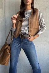 Remera de manga larga con diseño a rayas horizontales finas en tonos marrón y blanco, confeccionada en algodón.