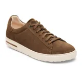 Zapatilla urbana Birkenstock modelo Bend Low, confeccionada en gamuza color marrón oscuro con suela de goma color crema y detalle de corcho en el lateral del talón.