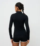Campera deportiva de microfibra negra de la marca Get Over, con diseño ajustado, cuello alto, mangas largas, cierre frontal y bolsillos funcionales.