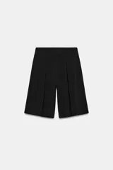 Bermuda de tiro medio color negro, con cintura elástica y detalle de pliegues delanteros.
