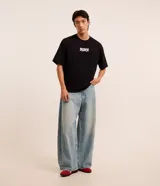 Pantalón de hombre estilo barrel confeccionado en jeans de algodón.