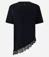 Remera de algodón color negro, de corte holgado y manga corta. Presenta un diseño asimétrico en el ruedo con una aplicación de encaje delicado en el borde inferior.