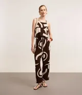 Mono largo de viscosa con estampado abstracto en blanco y negro, escote cuadrado, sisas de punto, lazo en la cintura y abertura en la espalda.