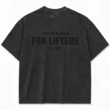 Remera oversize de algodón con efecto stone wash, color negro, de manga corta y cuello redondo. Cuenta con estampa frontal y en la espalda con la inscripción 'For Lifters'.