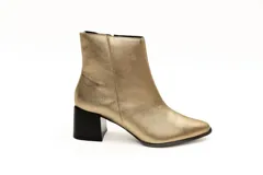 Botas cortas plateadas de cuero con punta fina y cierre lateral. Taco geométrico color negro.