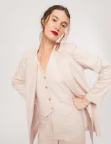 Blazer oversized color beige de corte recto, confeccionado en tela con lino.
