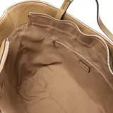 Cartera grande color taupe de PU (cuero sintético), con asas dobles, ajuste de tamaño con cintas laterales, cierre superior y forro interior textil con bolsillo interno con cierre.