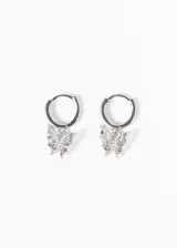 Par de aros dorados con forma de aro pequeño con circonitas blancas y dije colgante de mariposa con circonitas de colores.