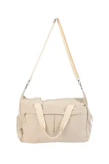 Bolso tipo shopper de nylon color negro, amplio y funcional. Cuenta con cierre superior, asas reforzadas para llevar al hombro y correa ajustable extraíble. Incluye bolsillos externos con cierre para mayor organización.