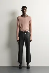 Camiseta relaxed fit de manga larga y cuello redondo amplio, confeccionada en tejido ligero color marrón con mezcla de lyocell y lana.