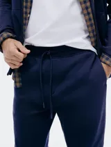 Pantalón de jogging marrón con cintura elástica y cordón ajustable.
