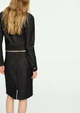 Falda midi de denim color negro, corte recto con tiro alto y bolsillos laterales.