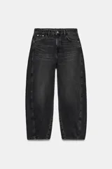 Jeans de tiro medio con corte cropped y diseño de costuras torcidas. Presenta trabillas en la cintura, cinco bolsillos clásicos y cierre frontal con cremallera y botón metálico.