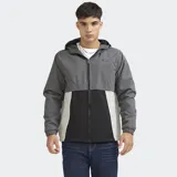 Campera ligera con capucha y cierre frontal, diseño tricolor con bloques en gris, negro y beige. Cuenta con interior de polar y puños elásticos.