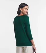 Blusa básica de viscosa verde militar con escote en V, mangas 3/4 y puños anchos en rib. Cuenta con costuras decorativas y dobladillo inferior ancho.