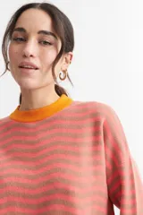Sweater de punto a rayas horizontales verdes y blancas con cuello redondo en color coral.