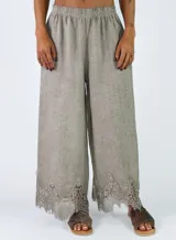 Pantalón de lino color chocolate de corte ancho y holgado, con detalle de encaje bordado en el bajo.