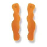 Par de aros colgantes de acrílico celeste con forma ondulada.