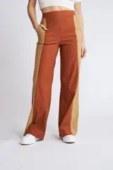 Pantalón de corte oxford con diseño bicolor, combinando paneles en color terracota y beige. Cuenta con bolsillos laterales y cintura alta.