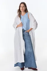Kimono largo de lino blanco con detalles de encaje en los bordes y mangas largas con presilla para enrollar.
