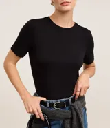 Blusa básica de viscosa y elastano de la marca Cortelle, color mostaza, con escote redondo y mangas cortas.