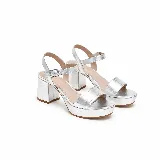 Sandalias de fiesta plateadas de cuero, con taco ancho alto, plataforma delantera, tira frontal ancha y pulsera con hebilla metálica regulable en el tobillo.