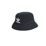 Gorro bucket Adidas Adicolor Classic Stonewashed, de color negro con efecto gastado, confeccionado en algodón, con el logotipo del trifolio y el nombre de la marca bordados en blanco en el frente.