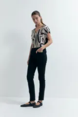 Pantalón de mezclilla de corte slim fit, color azul marino oscuro, con tiro medio y cierre de botones.