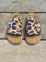 Sandalias con capellada de cuero sintético con estampado animal print, base de corcho y suela de goma.