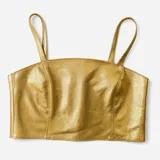 Top corto de cuero color marrón, con tirantes finos y escote recto.