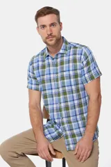 Camisa de lino de manga corta con diseño a cuadros en tonos azul, verde y blanco, con cuello camisero y cierre frontal de botones.