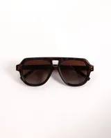 Lentes de sol estilo aviador con montura gruesa de carey y lentes marrones degradé.