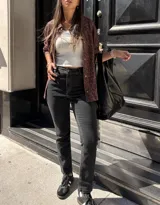 Jean negro de corte recto con lycra, tiro medio y largo a los tobillos.