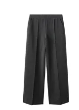 Pantalon de vestir de corte recto y tiro medio, confeccionado en tejido con textura, con bolsillos laterales y costura central vertical en las piernas.
