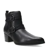 Botas de caña baja confeccionadas en cuero negro con textura granulada. Presentan un diseño con dos correas decorativas con hebillas metálicas oscuras en el lateral y un taco cuadrado de altura media.