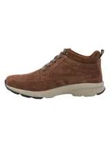 Botín de hombre confeccionado en descarne color marrón, con ajuste de cordones y suela de tecnología honey foam en tono beige. Presenta un diseño robusto con punta redonda y detalles de costuras reforzadas.